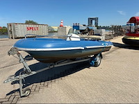 Polyester sportboot/sloep met tohatsu 9.8 pk buitenboordmotor en trailer
