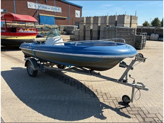 Polyester sportboot/sloep met tohatsu 9.8 pk buitenboordmotor en trailer - afbeelding 2 van  7