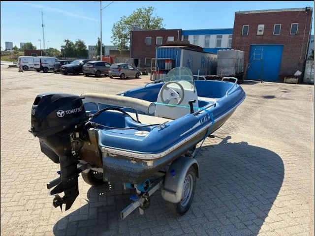 Polyester sportboot/sloep met tohatsu 9.8 pk buitenboordmotor en trailer - afbeelding 4 van  7