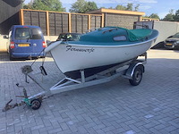 Polyester zeilboot met trailer - afbeelding 1 van  9