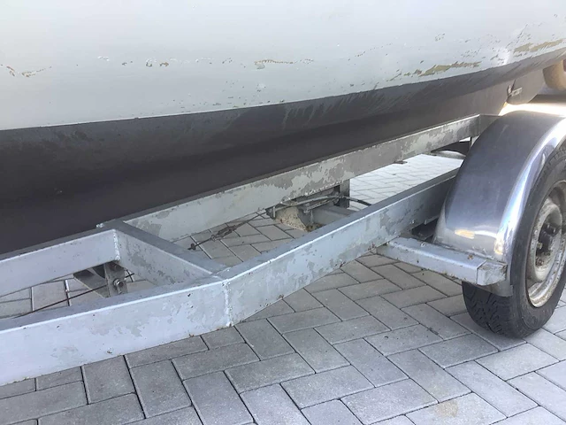 Polyester zeilboot met trailer - afbeelding 7 van  9