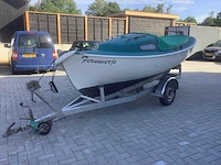 Polyester zeilboot met trailer