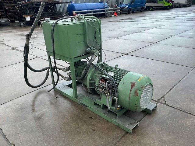 Pomp 55 kw met tank - afbeelding 1 van  16