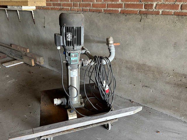 Pomp met slangen - afbeelding 1 van  3