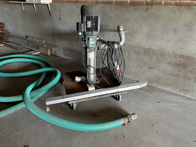 Pomp met slangen - afbeelding 3 van  3