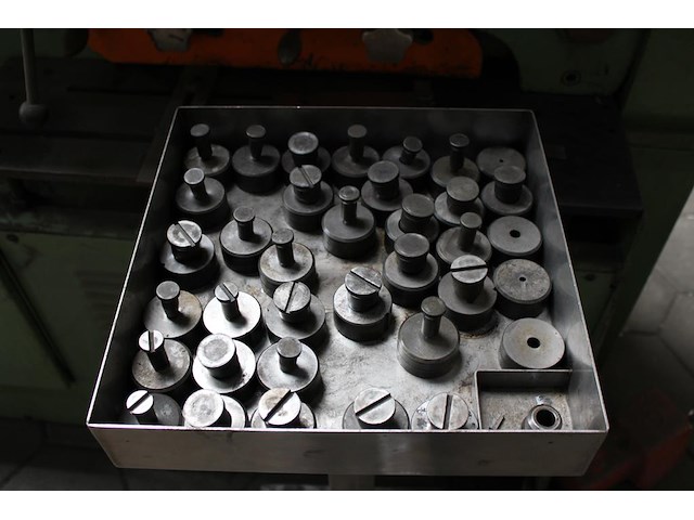 Ponsmachine peddinghaus 60/100h met diverse ponsen. machinenr 4423056885021. - afbeelding 4 van  5