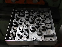 Ponsmachine peddinghaus 60/100h met diverse ponsen. machinenr 4423056885021. - afbeelding 4 van  5