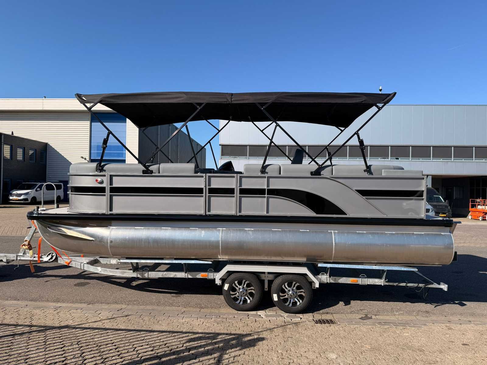 Pontonboot, vorkheftrucks, bedrijfswagens, hoogwerkers en schoonmaakmachines