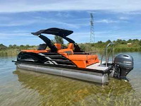 Pontonboot, vorkheftrucks, verreiker, personen voertuigen