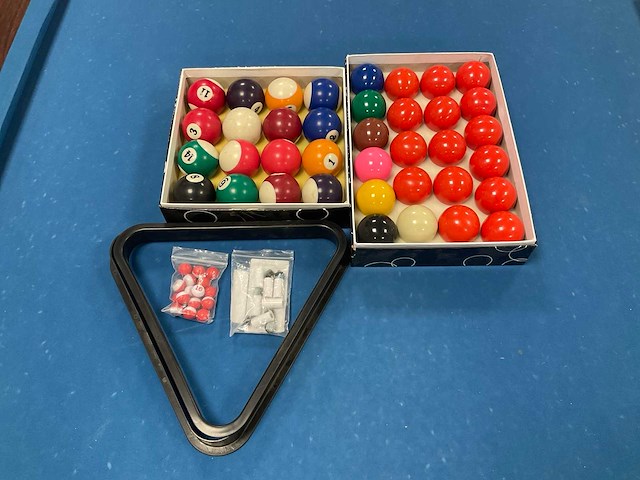 Pooltafel met toebehoren - afbeelding 2 van  5