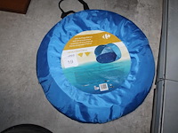 Pop-up strandscherm. 146 x 149 x 89 cm.