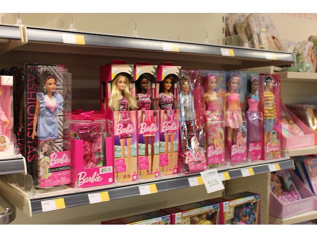 Poppen barbie in diverse uitvoeringen, 14 stuks in schap. - afbeelding 2 van  2