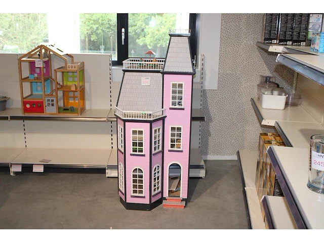 Poppenhuis. hoogte 152 cm - afbeelding 1 van  3