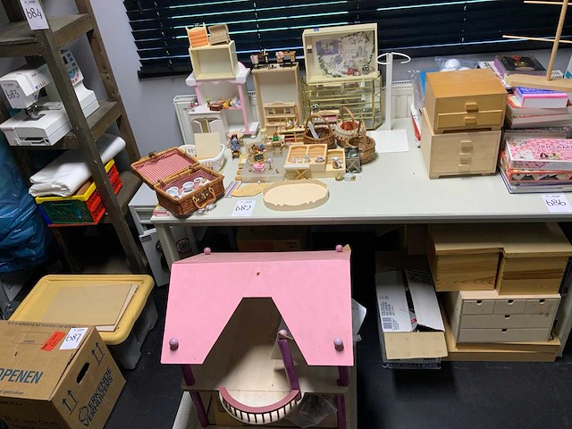 Poppenhuis & toebehoren - afbeelding 1 van  9