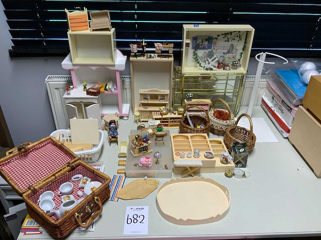 Poppenhuis & toebehoren - afbeelding 4 van  9
