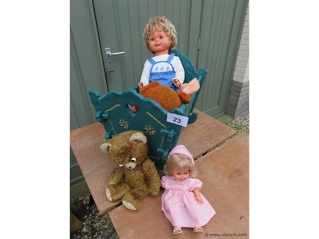 Poppenwieg met diverse poppen - afbeelding 1 van  3