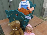 Poppenwieg met diverse poppen - afbeelding 1 van  3