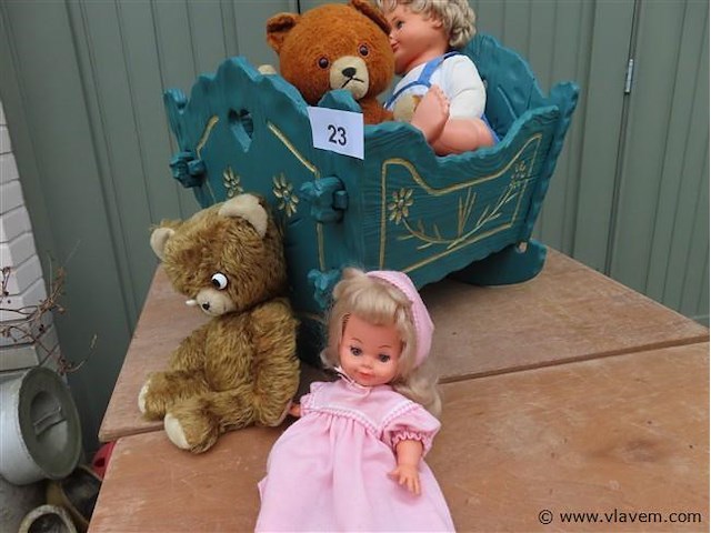 Poppenwieg met diverse poppen - afbeelding 3 van  3