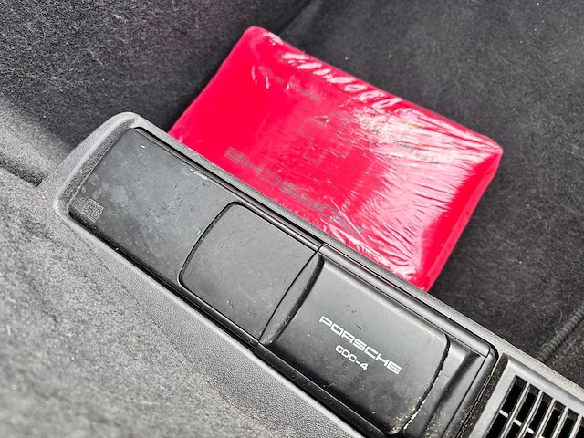 Porsche - 2005 - 911 cabrio - 3.6 carrera 4 - 73-sr-jt - afbeelding 28 van  36