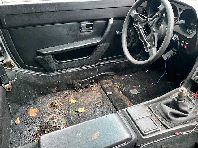 Porsche - 944 - 2.5 coupé - oldtimer - afbeelding 2 van  16