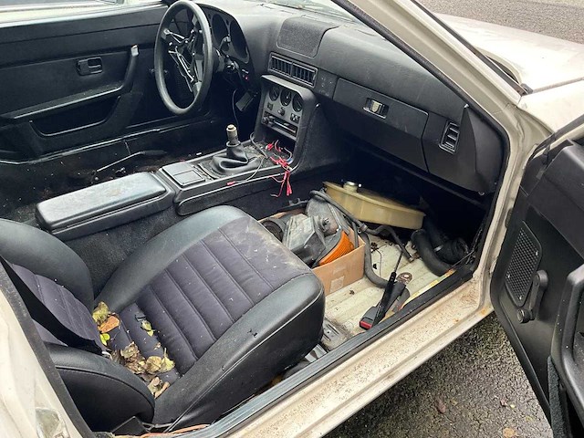 Porsche - 944 - 2.5 coupé - oldtimer - afbeelding 15 van  16