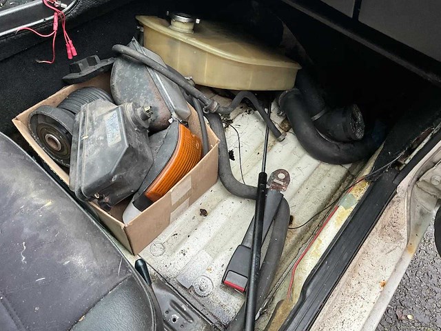 Porsche - 944 - 2.5 coupé - oldtimer - afbeelding 16 van  16