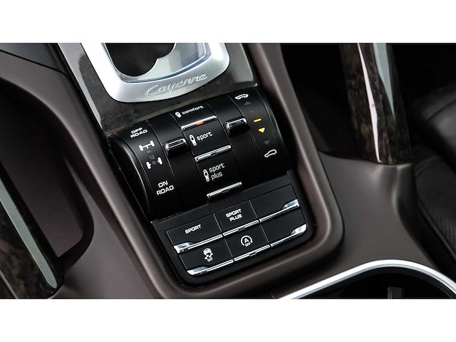 Porsche - cayenne - 4.8 turbo - 6-zkp-71 - 2015 - afbeelding 17 van  36