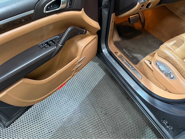 Porsche - cayenne s - hybrid - personenauto - 2012 - afbeelding 16 van  31