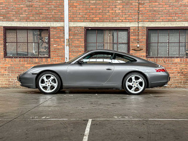 Porsche 911 996 carrera coupe 3.4 handgeschakeld 300pk 2000 -youngtimer- - afbeelding 18 van  36