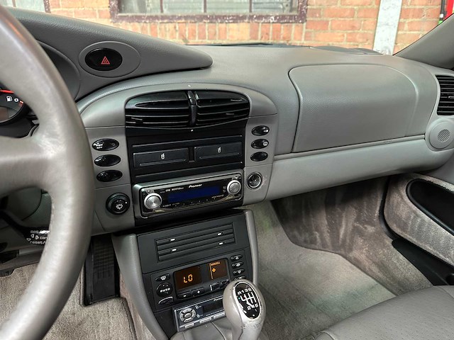 Porsche 911 996 carrera coupe 3.4 handgeschakeld 300pk 2000 -youngtimer- - afbeelding 27 van  36