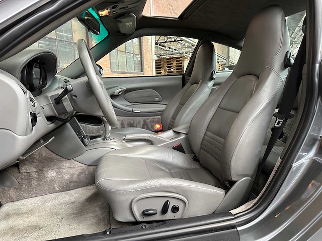 Porsche 911 996 carrera coupe 3.4 handgeschakeld 300pk 2000 -youngtimer- - afbeelding 30 van  36