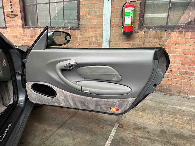 Porsche 911 996 carrera coupe 3.4 handgeschakeld 300pk 2000 -youngtimer- - afbeelding 32 van  36