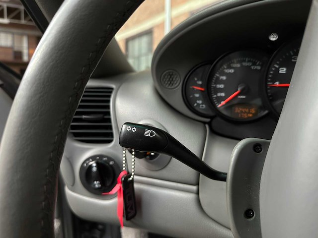 Porsche 911 996 carrera coupe 3.4 handgeschakeld 300pk 2000 -youngtimer- - afbeelding 16 van  36