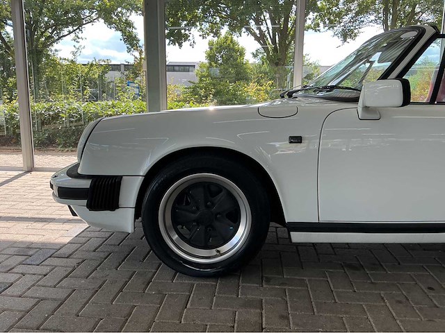 Porsche 911 carrera 3.2 cabriolet pure klasse uit 1985 handgeschakeld marge auto - afbeelding 29 van  34