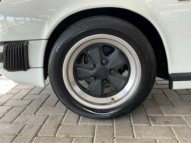 Porsche 911 carrera 3.2 cabriolet pure klasse uit 1985 handgeschakeld marge auto - afbeelding 32 van  34