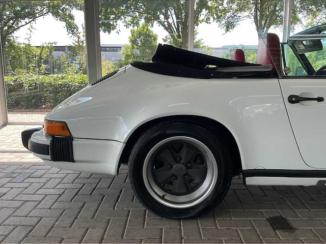 Porsche 911 carrera 3.2 cabriolet pure klasse uit 1985 handgeschakeld marge auto - afbeelding 29 van  34