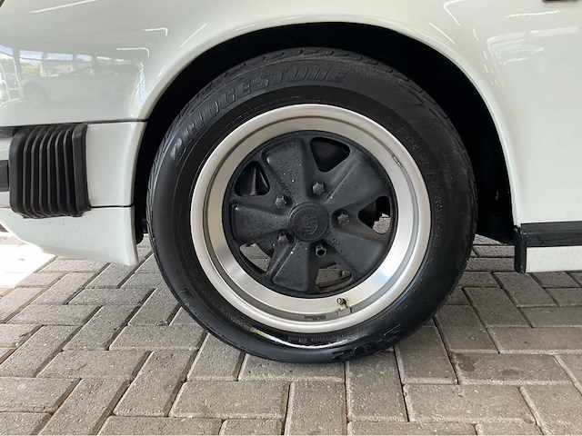 Porsche 911 carrera 3.2 cabriolet pure klasse uit 1985 handgeschakeld marge auto - afbeelding 32 van  34
