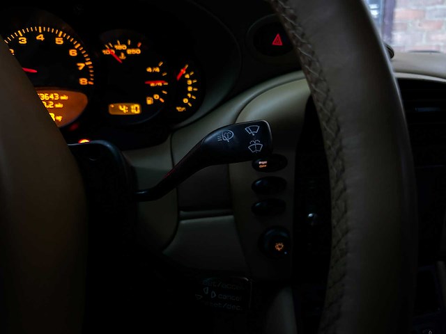 Porsche 911 carrera 4 cabriolet 3.6 996 320pk 2002 youngtimer handgeschakeld - afbeelding 16 van  36