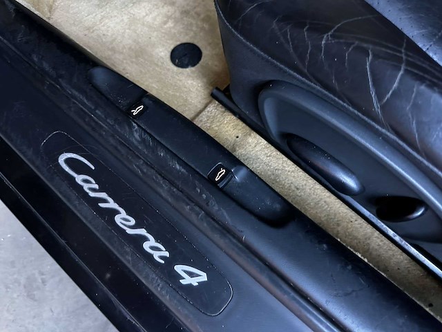 Porsche 911 carrera 4 cabriolet 3.6 996 320pk 2002 youngtimer handgeschakeld - afbeelding 10 van  36