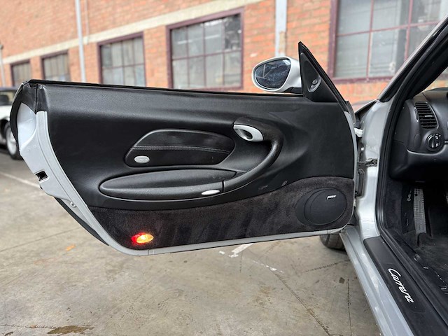 Porsche 911 carrera cabriolet 3.6 996 320pk 2003 youngtimer -handgeschakeld- - afbeelding 32 van  41