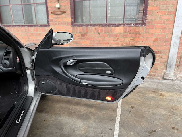 Porsche 911 carrera cabriolet 3.6 996 320pk 2003 youngtimer -handgeschakeld- - afbeelding 36 van  41