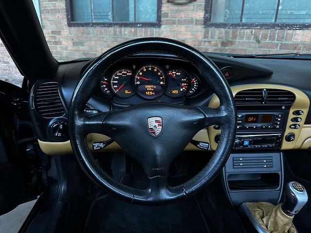 Porsche 911 carrera cabriolet 3.6 996 320pk 2004 handgeschakeld -youngtimer- - afbeelding 16 van  41