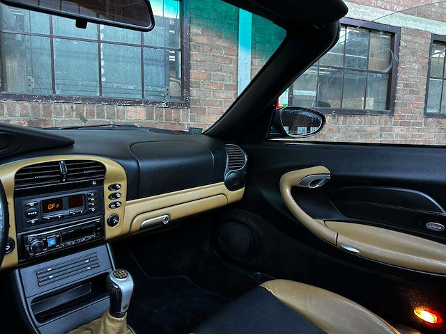 Porsche 911 carrera cabriolet 3.6 996 320pk 2004 handgeschakeld -youngtimer- - afbeelding 17 van  41