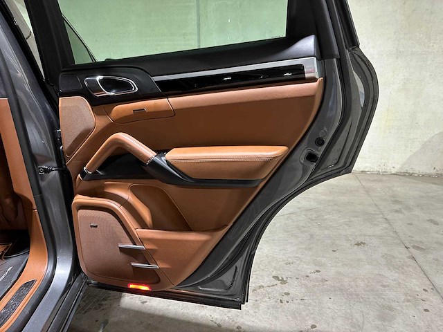 Porsche cayenne turbo 4.8 v8 520pk 2017 sport-chrono - afbeelding 29 van  44