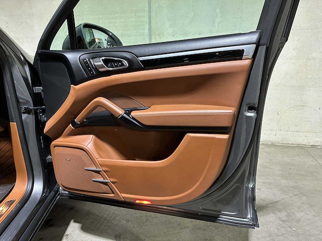 Porsche cayenne turbo 4.8 v8 520pk 2017 sport-chrono - afbeelding 30 van  44