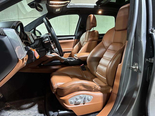 Porsche cayenne turbo 4.8 v8 520pk 2017 sport-chrono - afbeelding 33 van  44