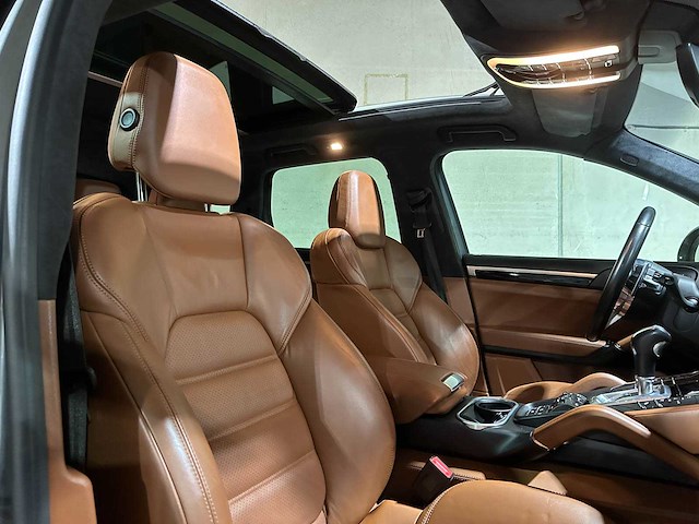 Porsche cayenne turbo 4.8 v8 520pk 2017 sport-chrono - afbeelding 38 van  44
