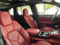 Porsche cayenne turbo s | 4.8 v8 biturbo 550 pk | 2014 | pdcc | luchtvering met pasm | acc | 20-inch 911 turbo design | marge auto - afbeelding 18 van  43