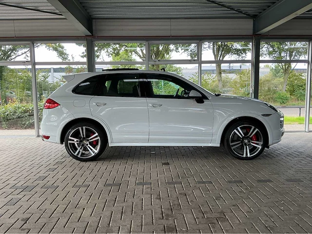 Porsche cayenne turbo s | 4.8 v8 biturbo 550 pk | 2014 | pdcc | luchtvering met pasm | acc | 20-inch 911 turbo design | marge auto - afbeelding 32 van  43