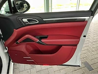 Porsche cayenne turbo s | 4.8 v8 biturbo 550 pk | 2014 | pdcc | luchtvering met pasm | acc | 20-inch 911 turbo design | marge auto - afbeelding 18 van  43